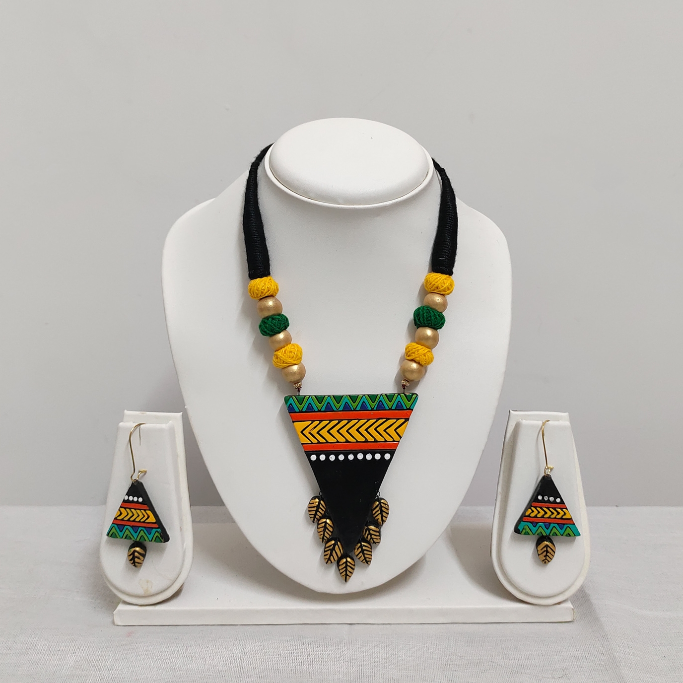 Tribhuja Handmade Necklace with ear-ring